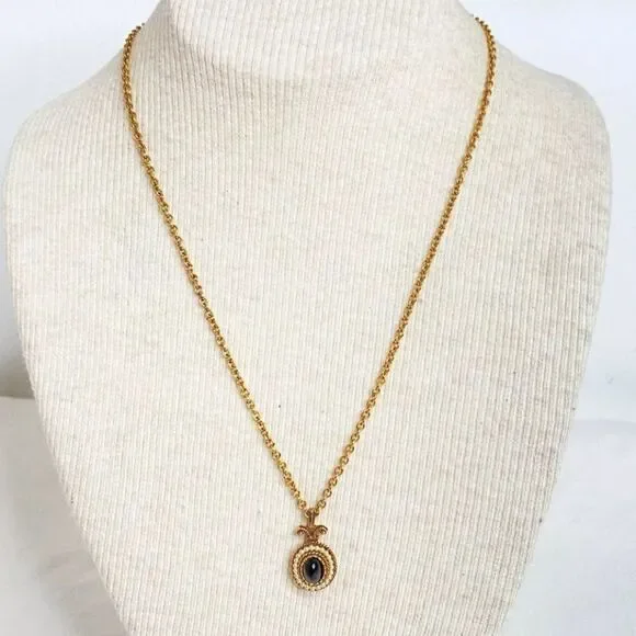 Avon Pendant Necklace Onyx Cabochon Encircled Pearlesque Beads Gold Tone Chain - Picture 4 of 14